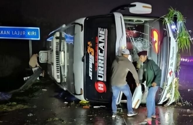 Diduga Aquaplaning, Bus Terguling di Tol Pemalang–Batang: 3 Orang Meninggal