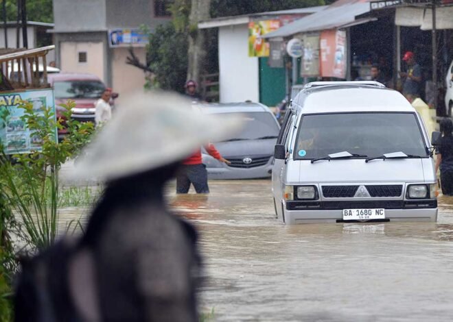Sungai Batang Pasaman Meluap, Lalu Lintas Terputus Akibat Banjir