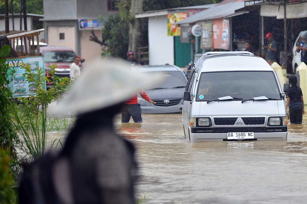 Sungai Batang Pasaman Meluap, Lalu Lintas Terputus Akibat Banjir