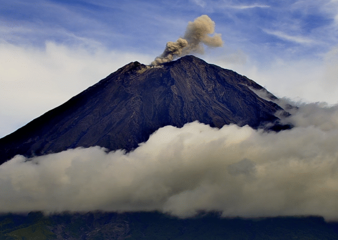 Gunung Semeru Meletus Lagi, Kolom Abu Mengarah ke Tenggara dan Selatan