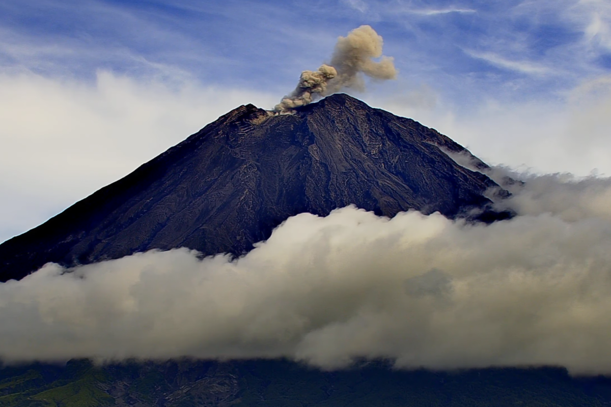 Gunung Semeru Meletus Lagi, Kolom Abu Mengarah ke Tenggara dan Selatan
