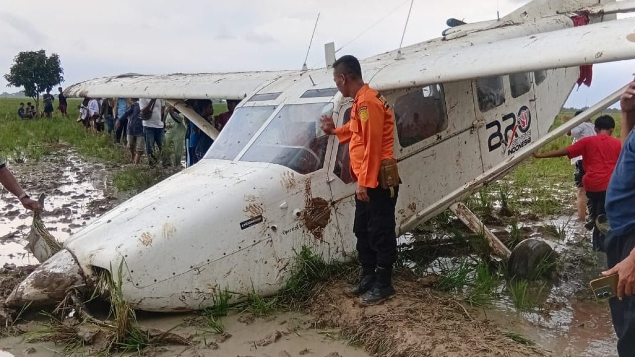 Insiden Pesawat Kecil Jatuh di Sawah Karawang, Tim SAR Tiba di Lokasi