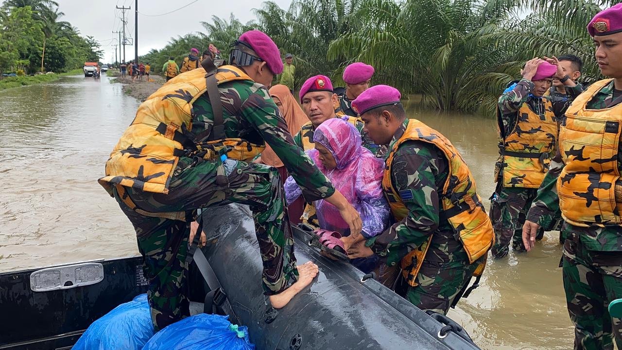 TNI AL Dikerahkan untuk Evakuasi Warga Korban Banjir di Sumatera Utara