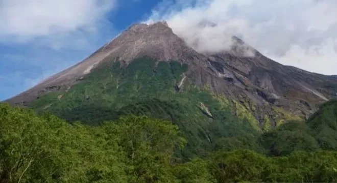 Merapi Kembali Erupsi, Awan Panas Gugur Meluncur Hingga 2 Kilometer