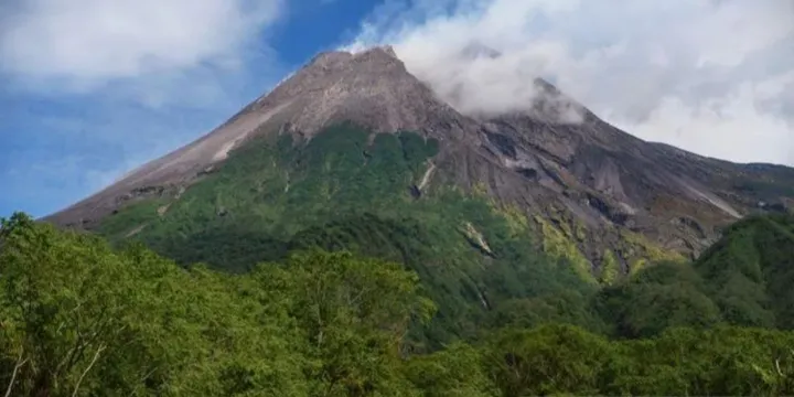 Merapi Kembali Erupsi, Awan Panas Gugur Meluncur Hingga 2 Kilometer