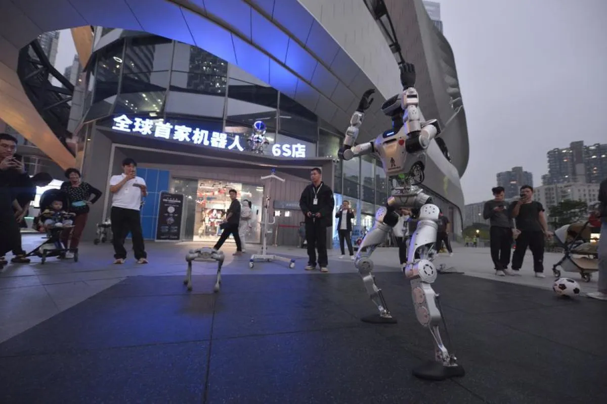 Robot Humanoid Hadir di Mal sebagai Bagian dari Dorongan Teknologi Terbaru China