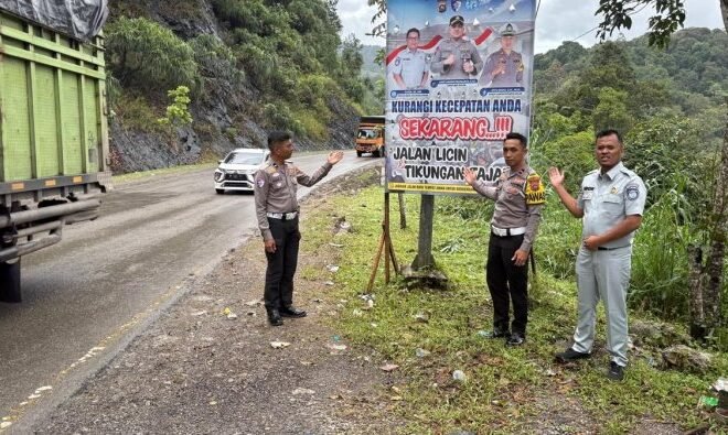 Cegah Lakalantas, Jasa Raharja Solok Pasang Spanduk Peringatan di Gunung Talang