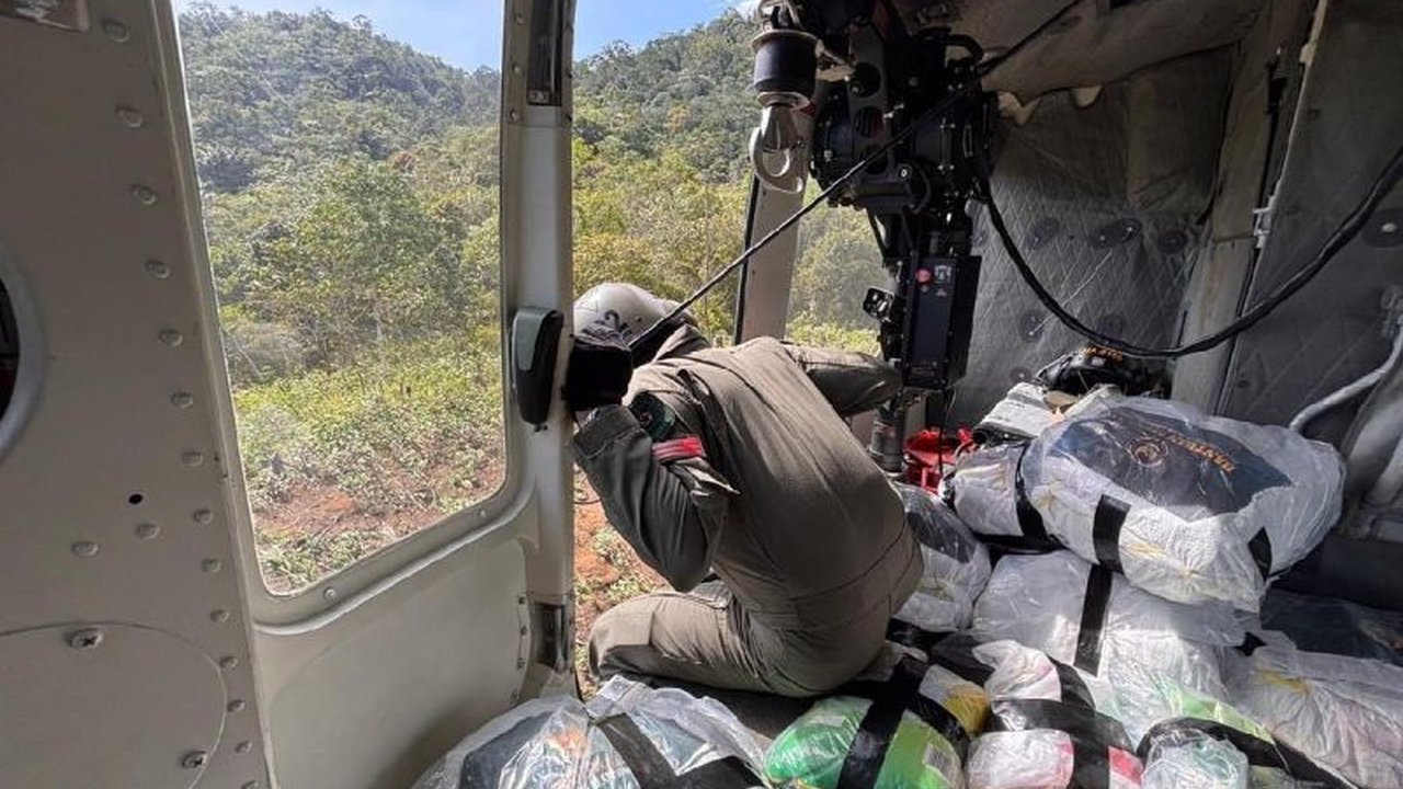 Helikopter Kirim Bantuan Logistik ke Desa Terpencil yang Terisolasi Pascabencana