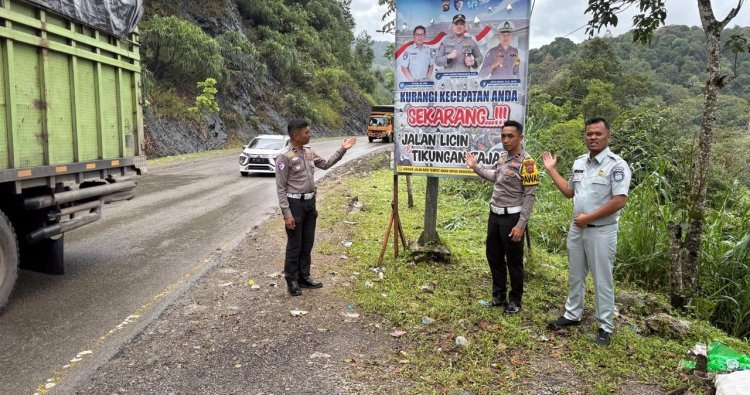 Cegah Lakalantas, Jasa Raharja Solok Pasang Spanduk Peringatan di Gunung Talang