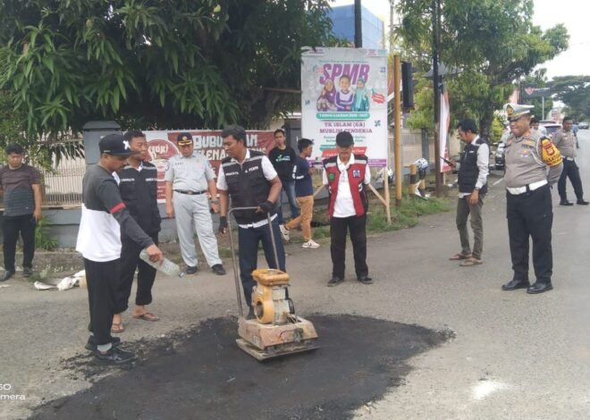 Upaya Tekan Laka Lantas, Polres Bone dan Instansi Terkait Perbaiki Jalan Berlubang Jelang Nataru