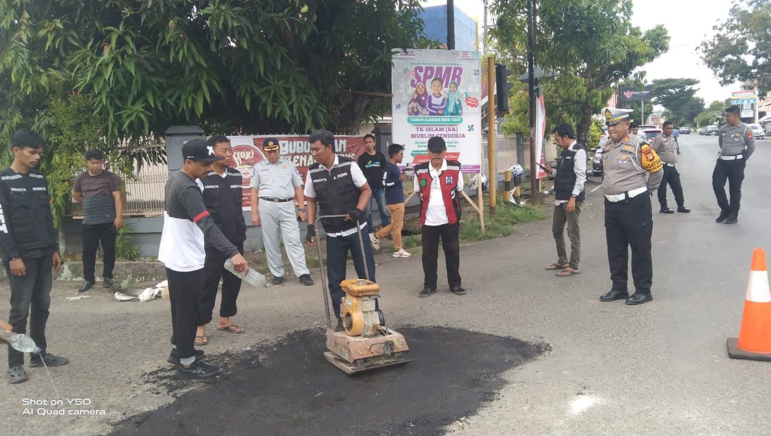 Upaya Tekan Laka Lantas, Polres Bone dan Instansi Terkait Perbaiki Jalan Berlubang Jelang Nataru