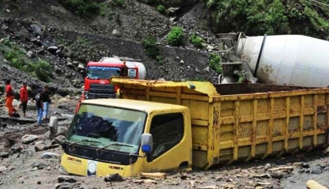 Sumatra Dilanda Banjir Bandang, Truk Tertimbun Longsor