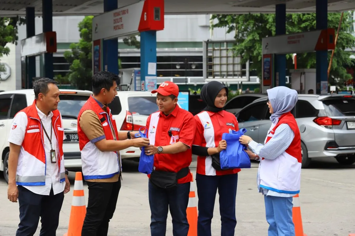 Pertamina Patra Niaga Sumbagut Beri Bantuan untuk 400 Operator SPBU