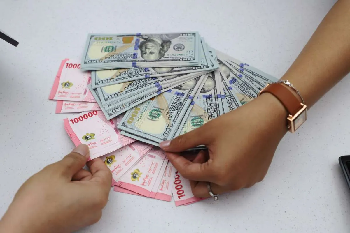 Nilai Tukar Rupiah Melemah, Investor Ambil Posisi Menunggu