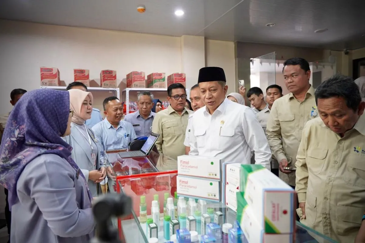 Menkop Resmikan 10 Percontohan Gerai Obat Kopdes Merah Putih untuk Warga Desa
