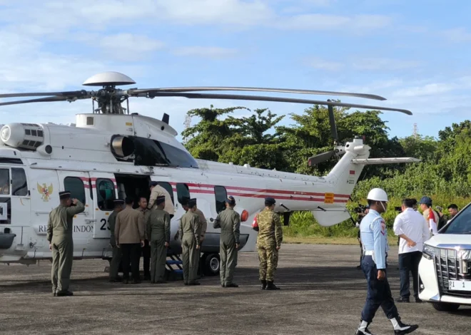 Prabowo Naik Helikopter Tinjau Tiga Lokasi Bencana di Sumatera Barat