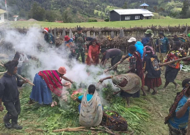 Sambut Tahun Baru, Satgas Yonif 511/DY dan Warga Balingga Gelar Tradisi Bakar Batu
