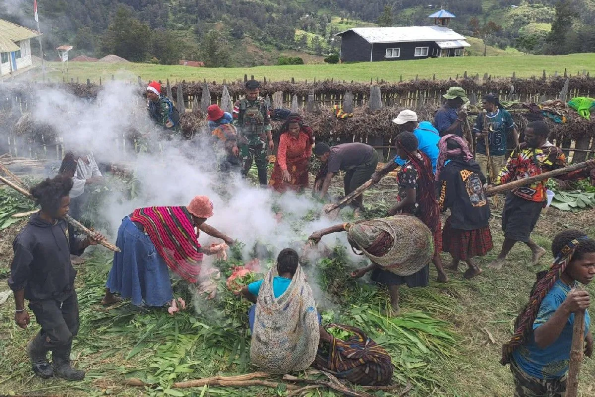 Sambut Tahun Baru, Satgas Yonif 511/DY dan Warga Balingga Gelar Tradisi Bakar Batu