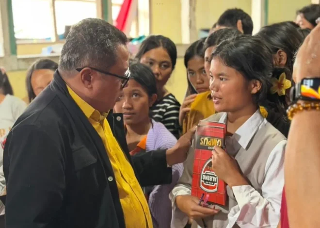 Lamhot Bagikan Paket Natal dan Bantuan untuk Warga Terdampak di Humbang