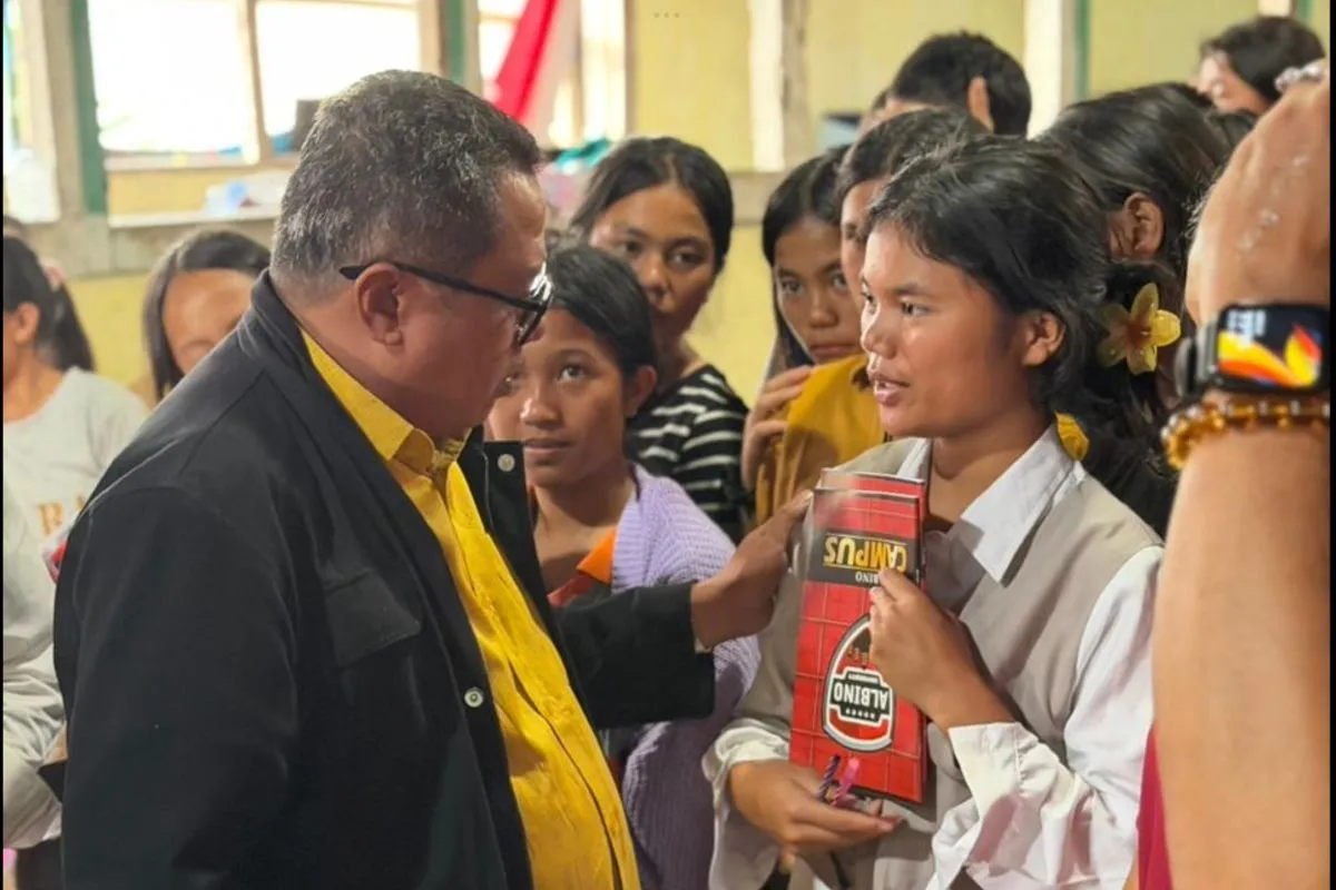 Lamhot Bagikan Paket Natal dan Bantuan untuk Warga Terdampak di Humbang