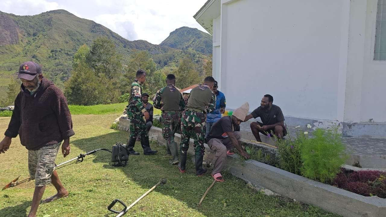 Prajurit Yonif 511 Laksanakan Pembersihan Gereja Baptis Pirime Jelang Perayaan Natal