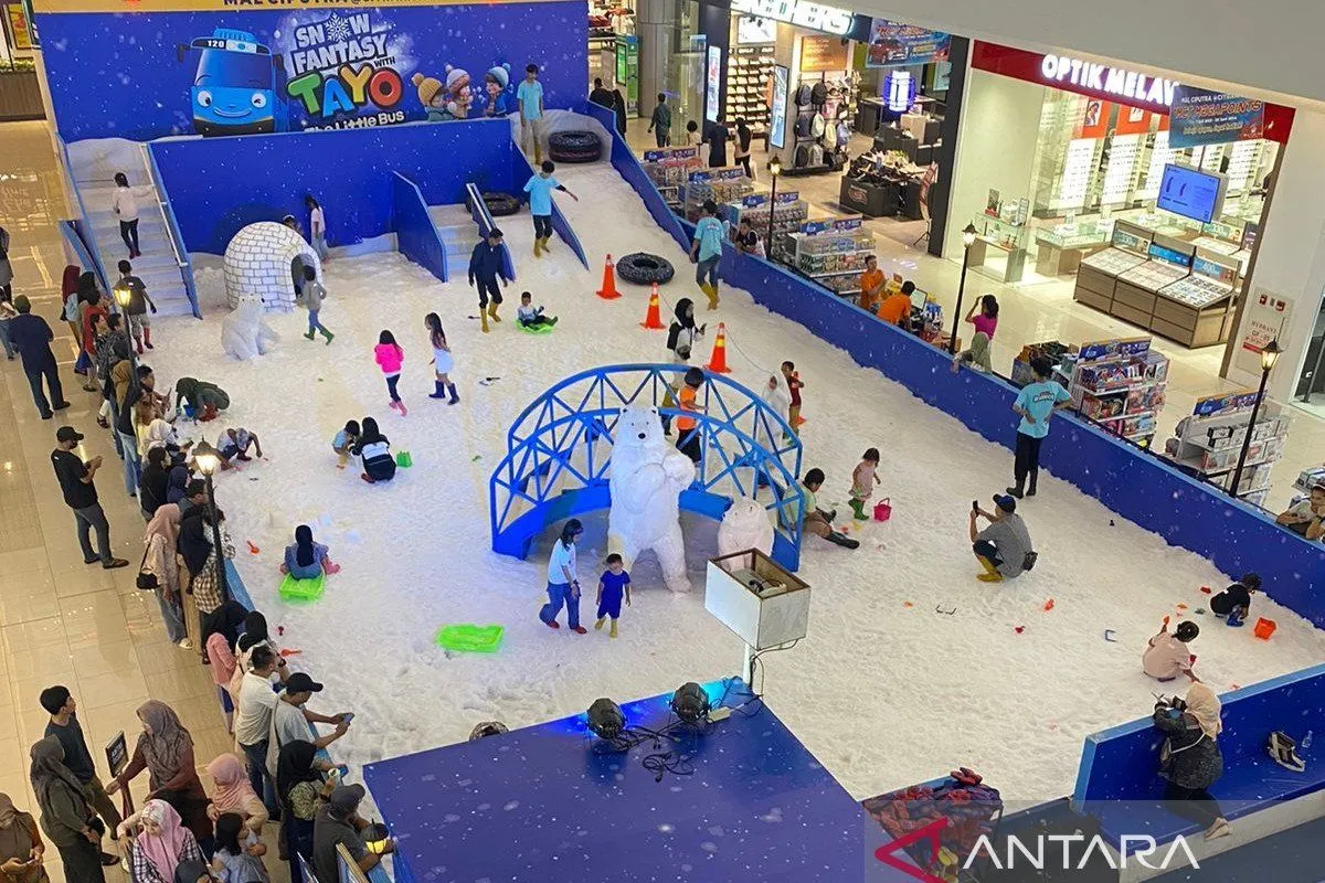Libur Akhir Tahun, Sensasi Bermain Salju di Mal Jadi Pilihan Favorit Keluarga