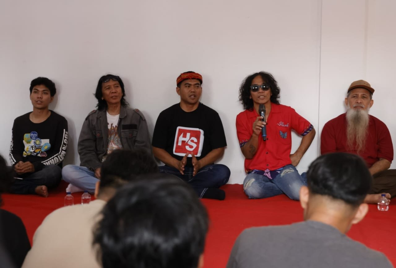 HS dan Slank Berikan Bantuan untuk Mahasiswa Sumatera di Semarang
