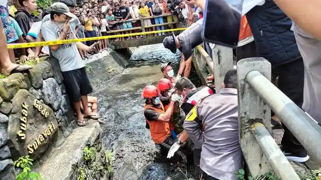 Viral! Pemuda di Gianyar Bali Selamatkan Lansia yang Terseret Banjir