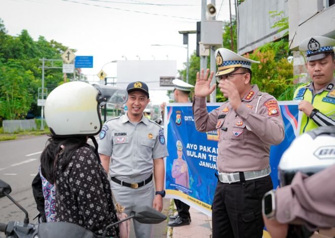 Komitmen Keselamatan Lalu Lintas, Jasa Raharja Cabang Mamuju Bersama Ditlantas Polda Sulbar Bagikan Helm dan Sosialisasikan Keselamatan Berkendara