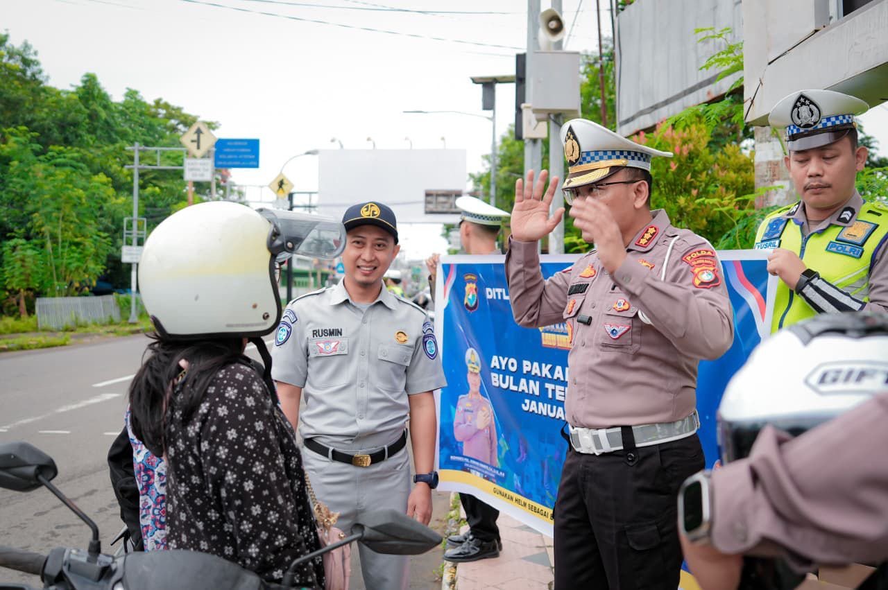 Komitmen Keselamatan Lalu Lintas, Jasa Raharja Cabang Mamuju Bersama Ditlantas Polda Sulbar Bagikan Helm dan Sosialisasikan Keselamatan Berkendara