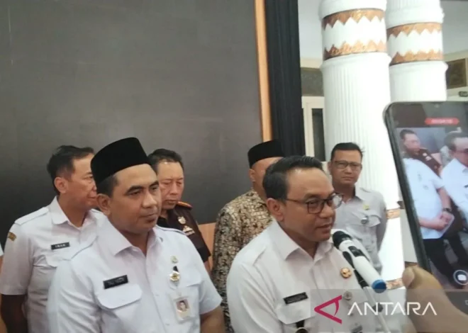 Taj Yasin Resmi Serahkan Surat Tugas Plt Bupati Pati kepada Risma Ardhi