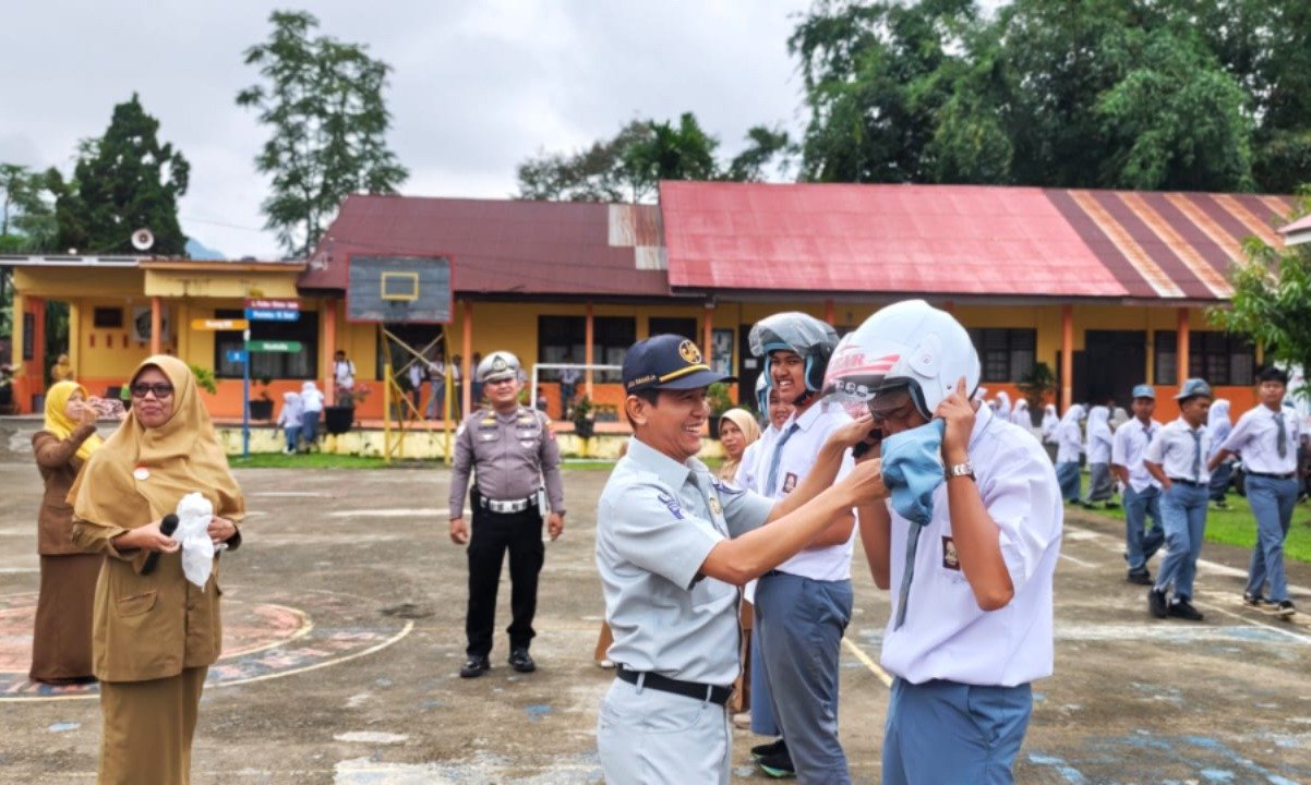 Jasa Raharja Cabang Bukittinggi Berikan Edukasi Pencegahan Kecelakaan Lalu Lintas di SMAN 1 Situjuh Limo Nagari