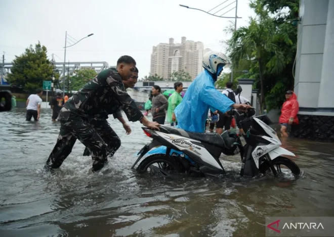 Prajurit TNI Turun Tangan Gendong Korban Banjir Jakarta dan Evakuasi Mobil Mogok
