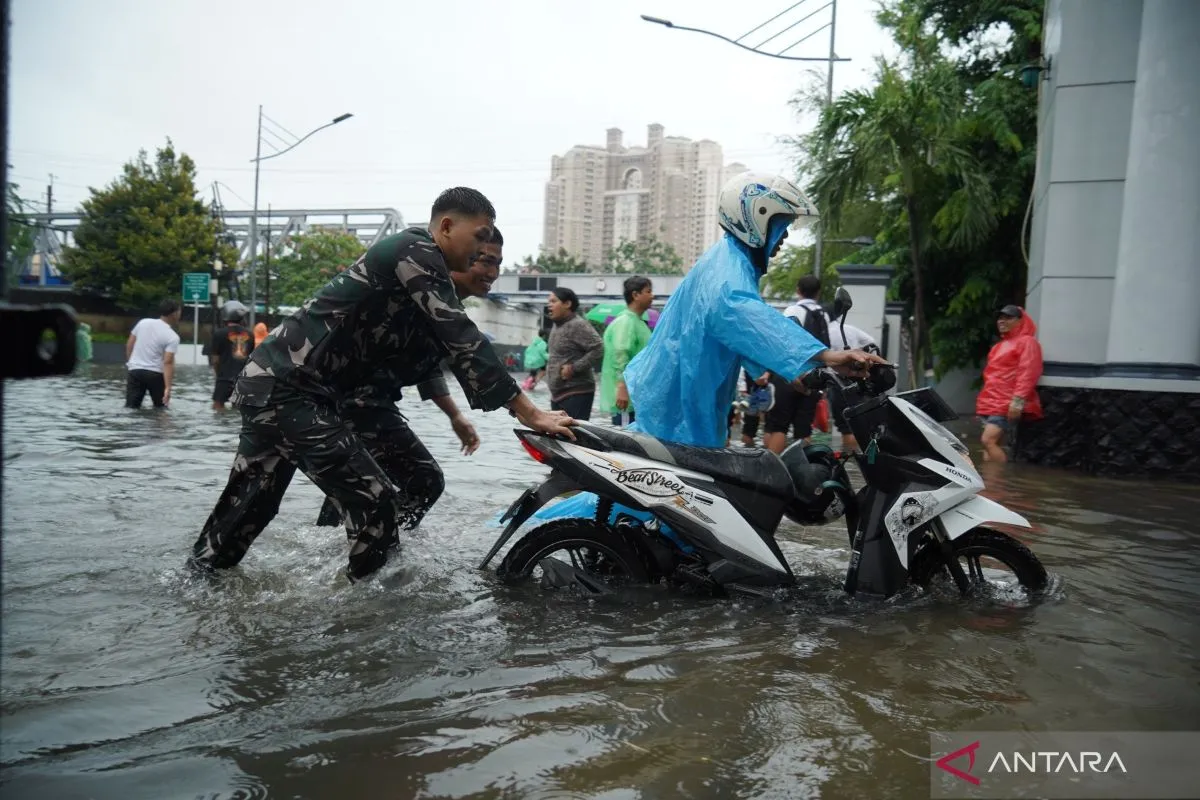 Prajurit TNI Turun Tangan Gendong Korban Banjir Jakarta dan Evakuasi Mobil Mogok