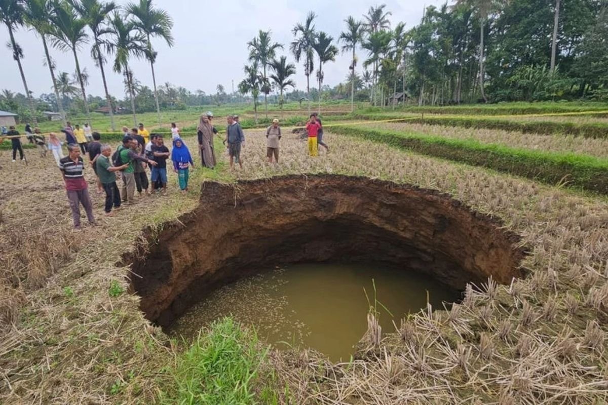 Pakar Ungkap Fakta Sebenarnya di Balik Air Sinkhole Situjuah yang Viral Diambil Warga