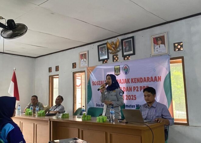 Tim Pembina Samsat Pelabuhanratu Bersama Aparatur Kecamatan Warungkiara Sosialisasikan PKB di Desa Bantar Kalong