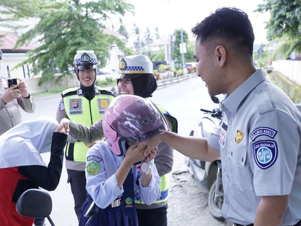 Sinergi Jasa Raharja dan Satlantas Polres Pasangkayu Gelar Operasi Keselamatan Marano 2026, Bagikan Helm Gratis