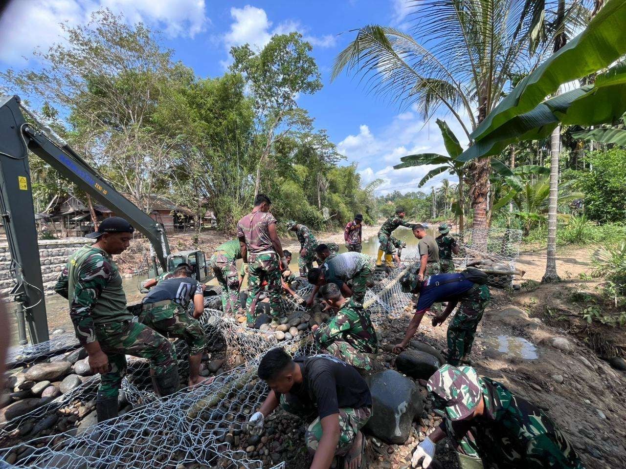 TNI dan Rakyat Bahu-Membahu Bangun Jembatan Perintis di Aceh
