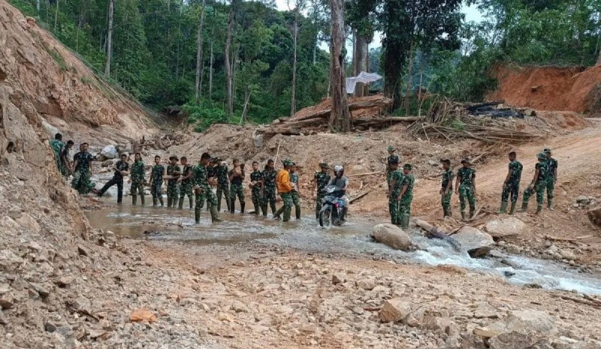 Pulihkan Akses Warga, TNI Perbaiki Jembatan Penghubung Antardesa di Tapanuli Tengah