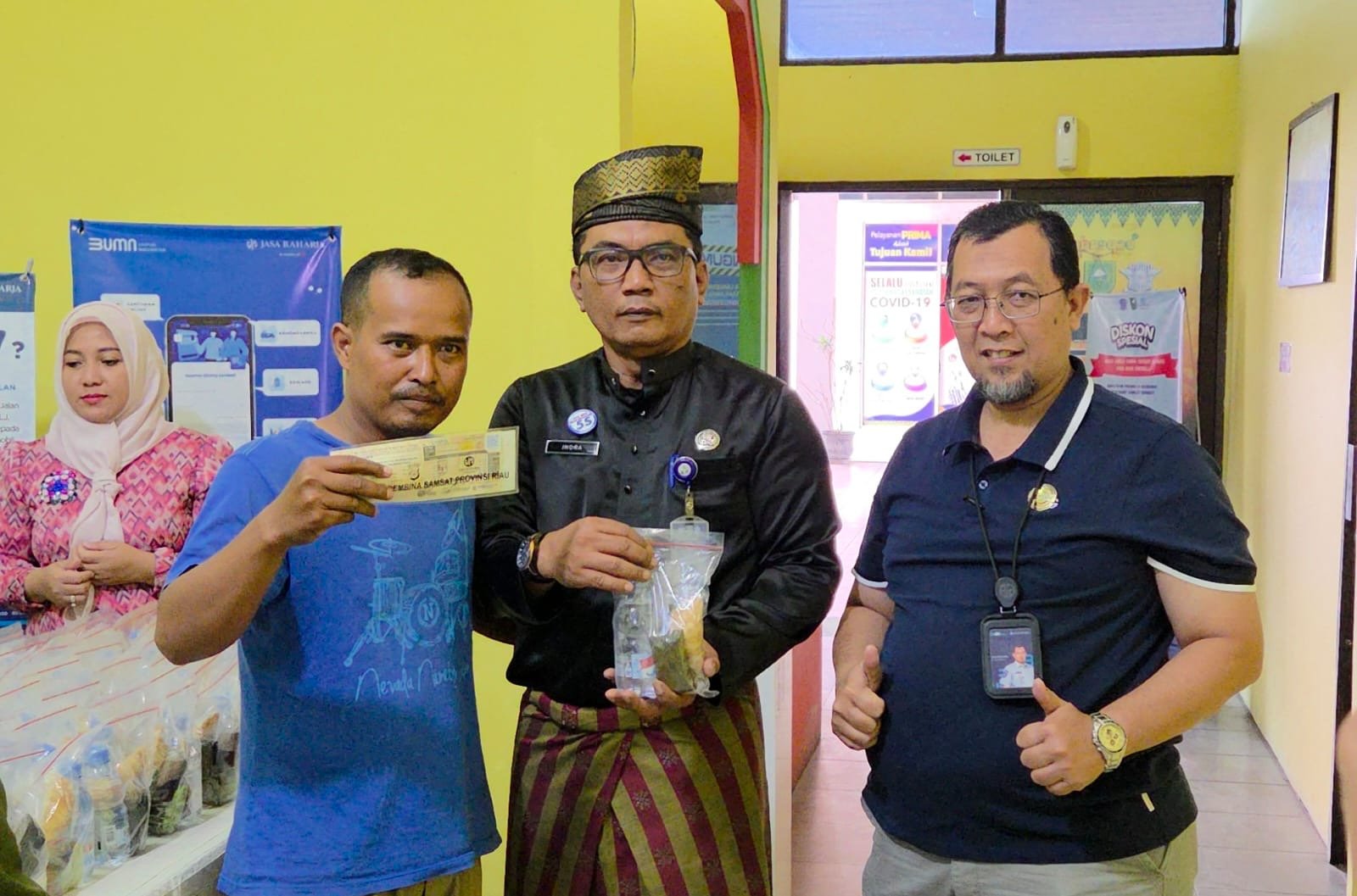 Jasa Raharja Kanwil Riau Bersama Samsat Simpang Tiga Gelar Pembagian Takjil untuk Wajib Pajak