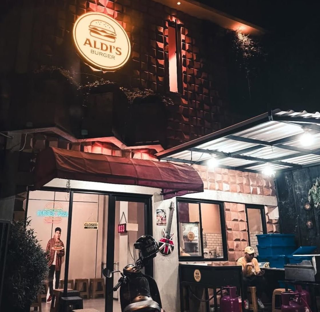 Viral! Aldi Taher Jualan Burger Pakai Strategi Marketing Nyeleneh, Netizen: Capek Ketawa!