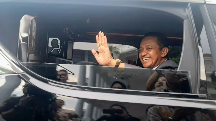 Kejar Target NZE, Menteri Bahlil Dorong Proyek PLTS Pengganti PLTD Mulai Berjalan April