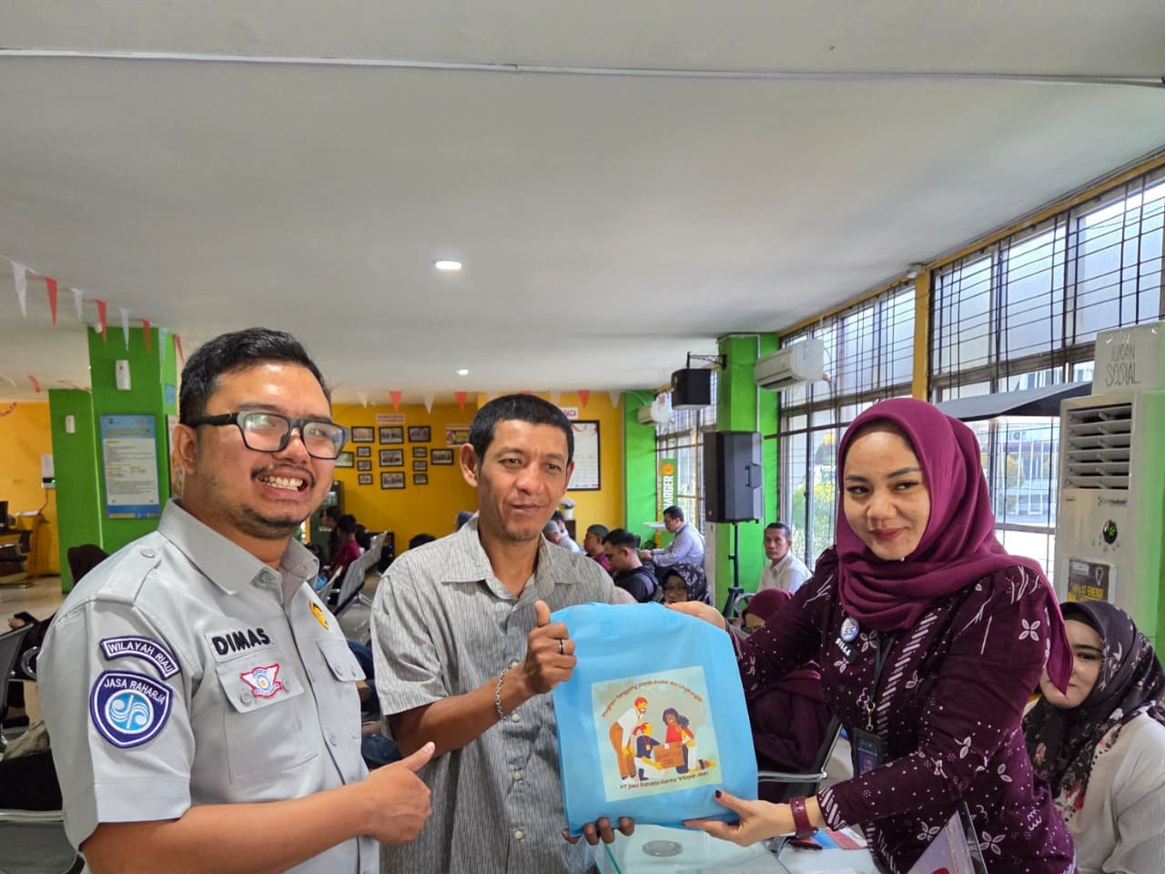 Apresiasi Wajib Pajak di Bulan Suci, Jasa Raharja Riau Bagikan Sembako di Kantor Samsat