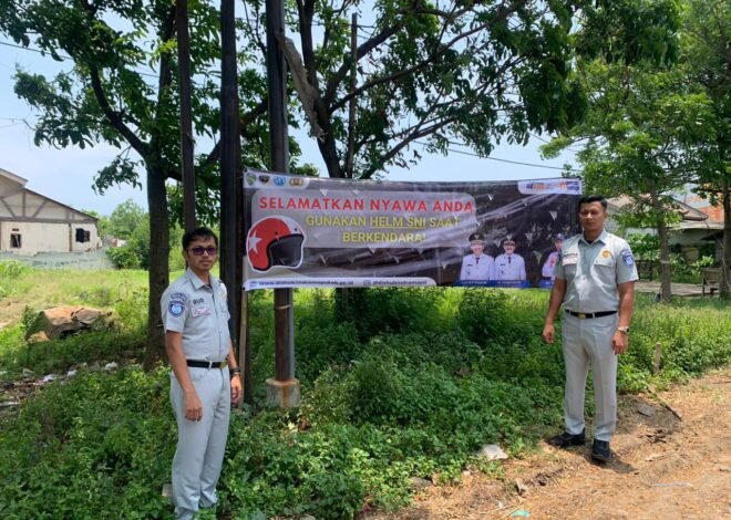 Aksi Nyata Mitigasi Kecelakaan: Dishub Indramayu dan Jasa Raharja Pasang Spanduk Imbauan di Titik Rawan Laka Pantura