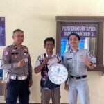 Apresiasi Wajib Pajak Taat, Jasa Raharja Singkawang Bagikan Souvenir di Sambas