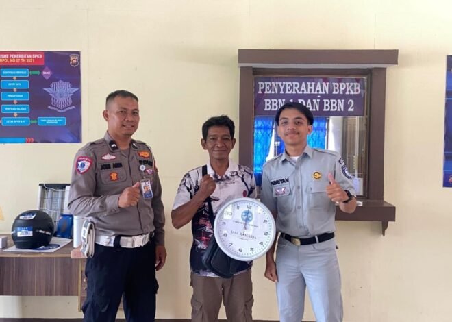 Apresiasi Wajib Pajak Taat, Jasa Raharja Singkawang Bagikan Souvenir di Sambas