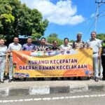 Forum Lalu Lintas Angkutan Jalan Ende Memasang Spanduk Himbauan Pada titik Rawan Kecelakaan di Kabupaten Ende