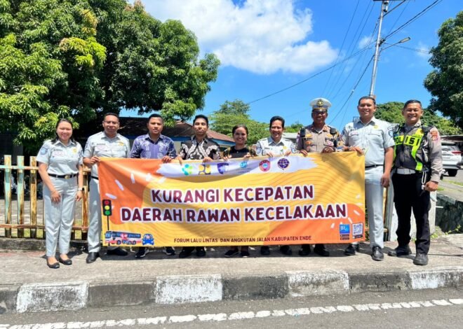 Forum Lalu Lintas Angkutan Jalan Ende Memasang Spanduk Himbauan Pada titik Rawan Kecelakaan di Kabupaten Ende