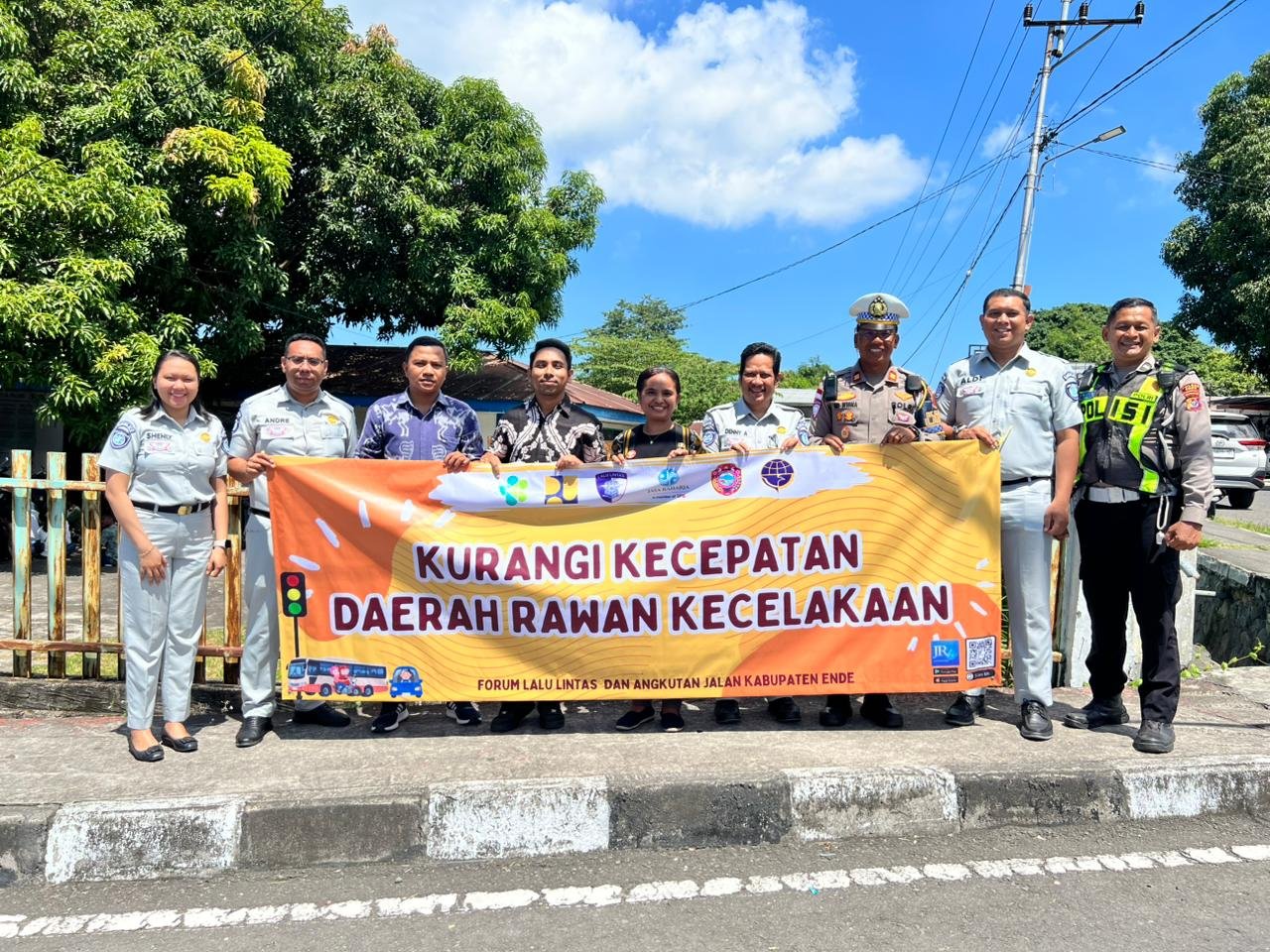 Forum Lalu Lintas Angkutan Jalan Ende Memasang Spanduk Himbauan Pada titik Rawan Kecelakaan di Kabupaten Ende