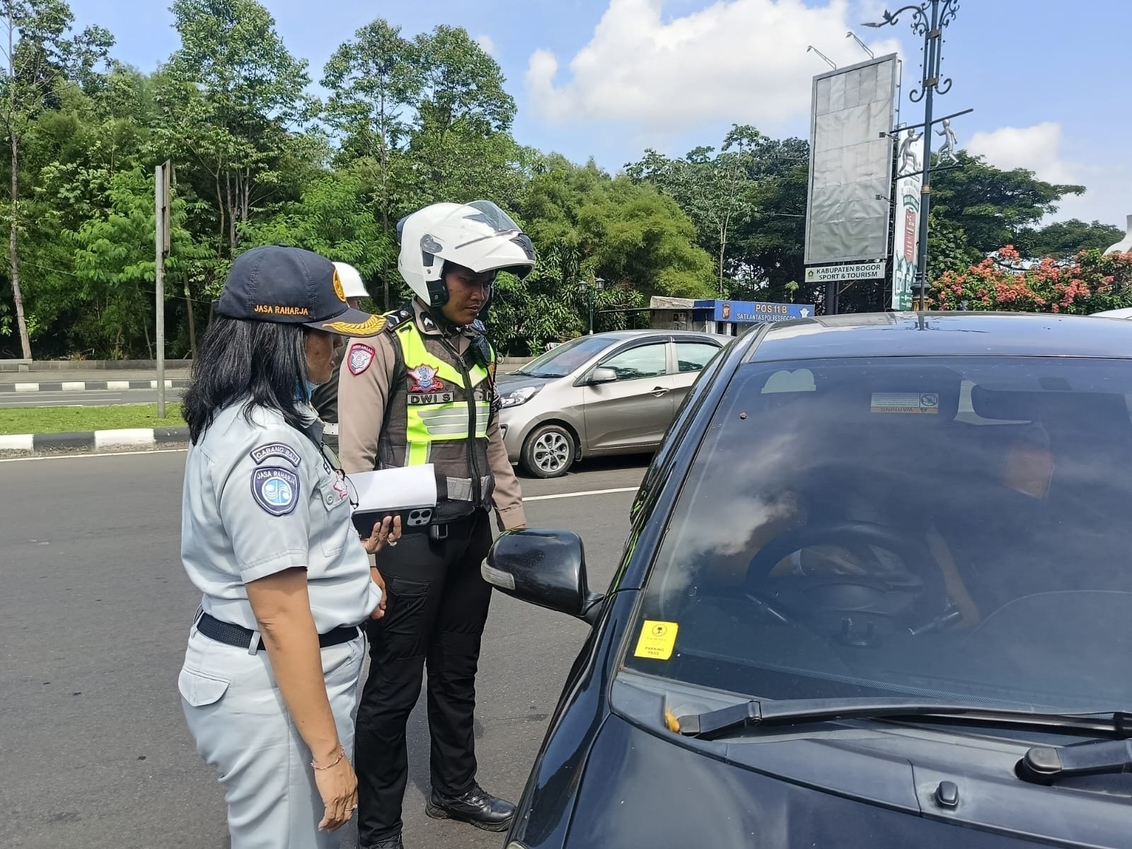 Tim Pembina Samsat Kabupaten Bogor Hadir di Simpang Sentul Lewat Operasi Gabungan dan Edukasi Kesamsatan